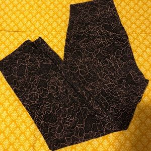 Patterned lululemon cropped aligns, size 6
